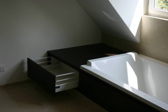 Schublade an der Badewanne