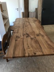 Tischplatte mit Waldkante aus Kirsche