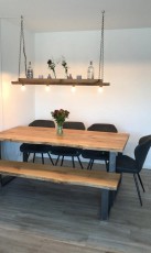 Tisch mit Sitzbank und Lampe aus Eiche