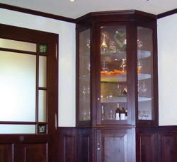 Vitrine aus dunkler Eiche für Hotelrezeption