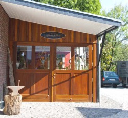 Toranlage mit zwei Flügelelementen, vier Glasfüllungen und vier Hausfüllungen für Blumenladen