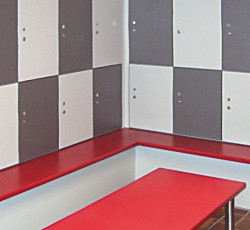 Spintanlage in Kombination aus hellgrauem, dunkelgrauem und rotem Plattenwertstoff für Fitnessstudio