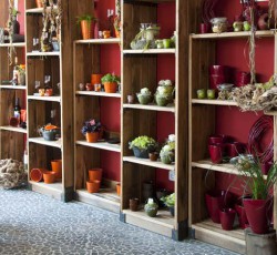 Regale aus gebürsteter Eiche in Kombination mit Stahlelementen für Blumenladen