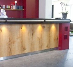 Ladentheke mit Kombination aus astiger Eiche, Edelstahl und rot beschichtetem Plattenwertstoff für Friseursalon