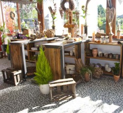 Regale aus gebürsteter Eiche in Kombination mit Stahlelementen für Blumenladen