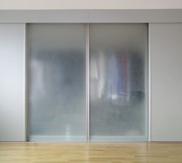 Moderner Kleiderschrank mit Schiebetüren und santiniertem Glas (geschlossen)