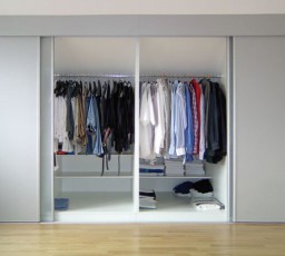 Moderner Kleiderschrank mit Schiebetüren und santiniertem Glas (offen)