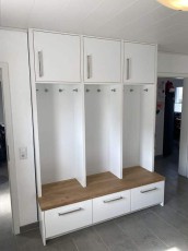 Garderobe in der Diele mit Sitzgelegenheit