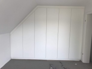 Einbauschrank in Dachschräge