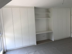 Kleiderschrank mit integriertem Schreibtisch