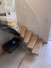 Eichestufen auf Stahlholm mit Glasgeländer