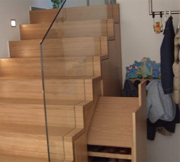 Betontreppe mit Glasgeländer