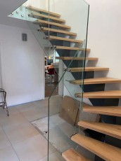 Eichestufen auf Stahlholm mit Glasgeländer