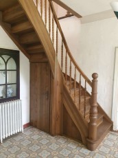 Eingestemmte Wangentreppe mit Krümmling und gedrechselten Pfosten und Stäben