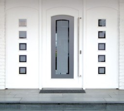 Haustüre mit zwei festen Seitenteilen und satiniertem Glas