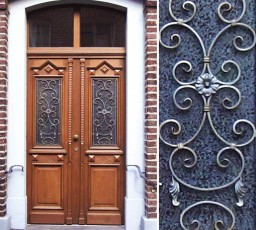 Haustüre mit zwei Flügelelementen, schmiedeeisernem Gitter und Oberlicht für alten Bauernhof